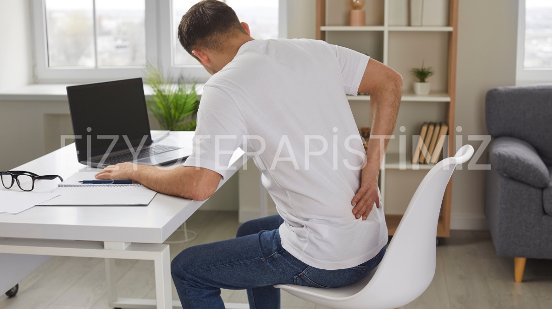 Skolyozda uzun süre oturmanın zararları – ergonomik duruş önerisi İzmir